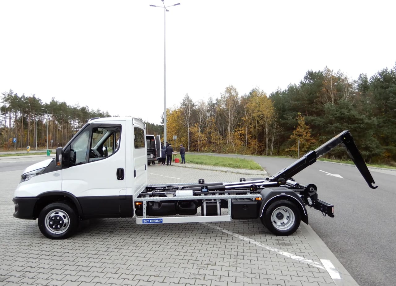 Zdjęcie oferty Iveco DAILY 50C16 HAKOWIEC Udźwig 5000 Kg Długość Zabudowy 3300 MM DMC 3500 Kg Wzmacniany Stan Fabrycznie NOWY nr. 28