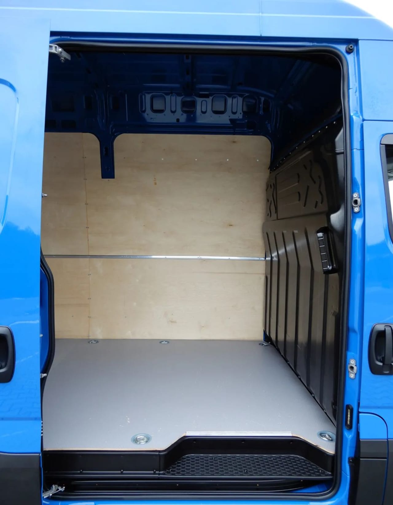 Zdjęcie oferty Iveco DAILY 35S18 Furgon Blaszak Long MAXI XXL 4.70 Dł. Cm H3-2150 mm WZMACNIANY GWARANCJA PRODUCENTA FABRYCZNIE NOWY DOSTEPNY nr. 21