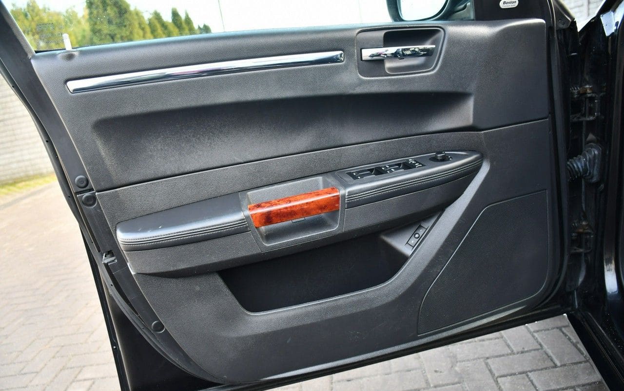 Zdjęcie oferty Chrysler 300C nr. 27