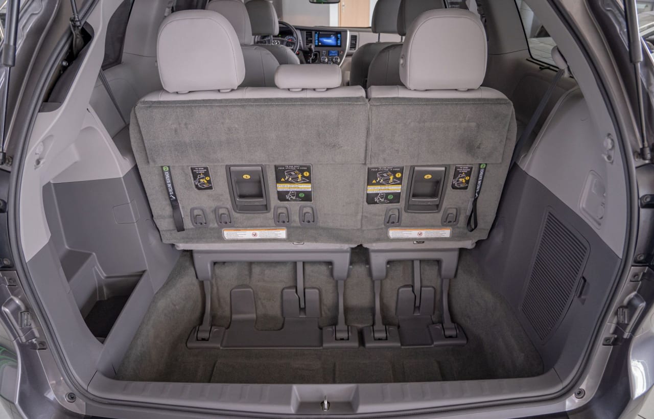 Zdjęcie oferty Toyota Sienna nr. 38