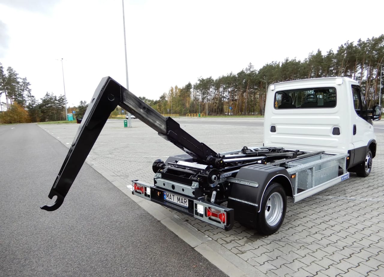 Zdjęcie oferty Iveco DAILY 50C16 HAKOWIEC Udźwig 5000 Kg Długość Zabudowy 3300 MM DMC 3500 Kg Wzmacniany Stan Fabrycznie NOWY nr. 26