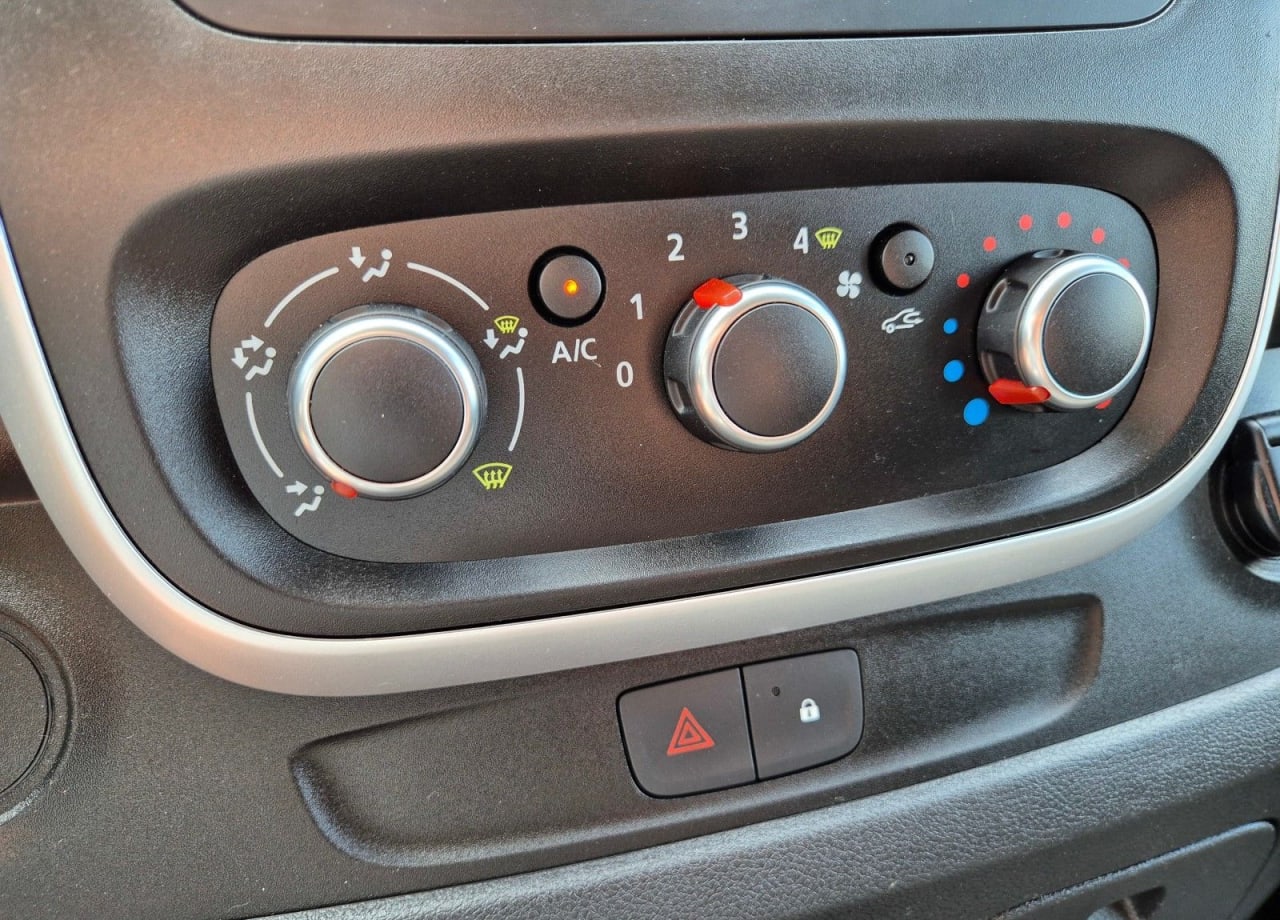 Zdjęcie oferty Renault Trafic L2H1 *109999zł NETTO* Brygadówka 6 osób 2,0dCi/120KM nr. 20