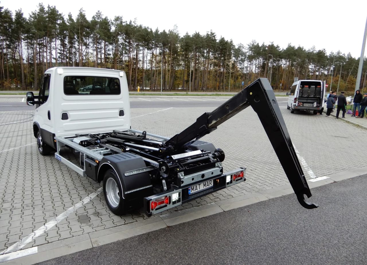 Zdjęcie oferty Iveco DAILY 50C16 HAKOWIEC Udźwig 5000 Kg Długość Zabudowy 3300 MM DMC 3500 Kg Wzmacniany Stan Fabrycznie NOWY nr. 27