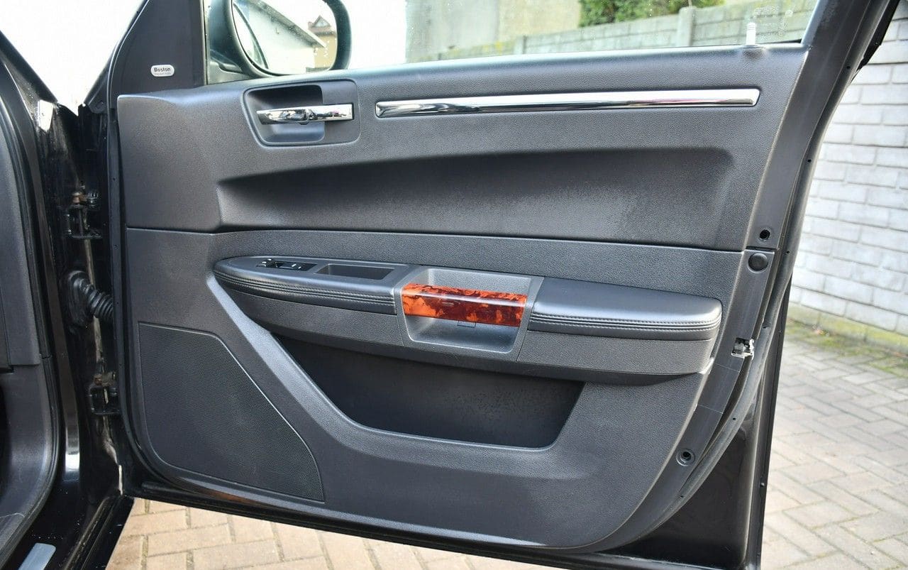 Zdjęcie oferty Chrysler 300C nr. 37