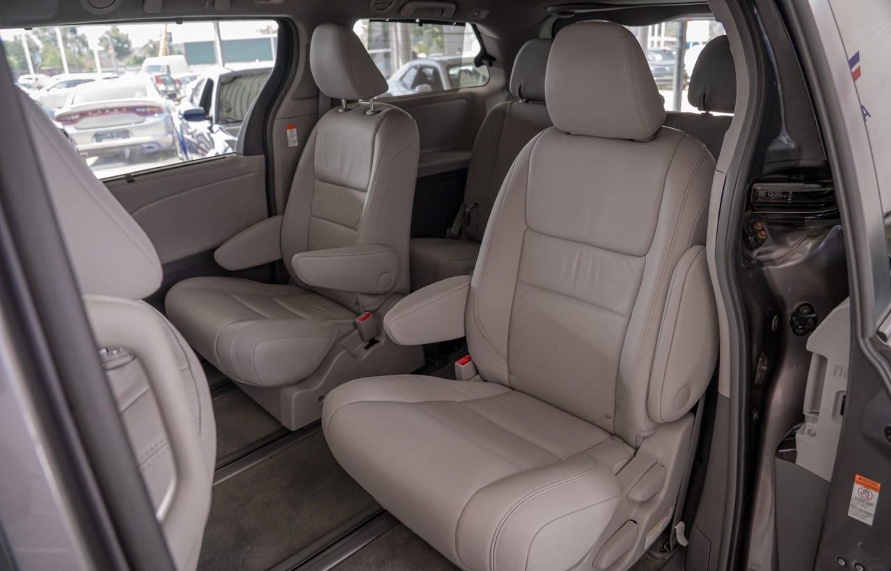 Zdjęcie oferty Toyota Sienna nr. 25