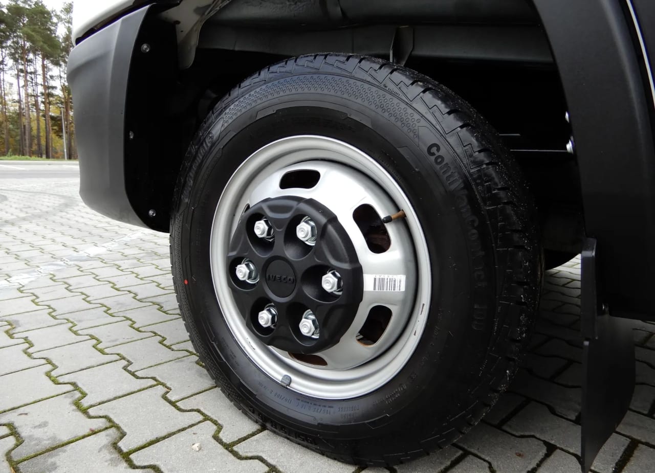 Zdjęcie oferty Iveco DAILY 50C16 HAKOWIEC Udźwig 5000 Kg Długość Zabudowy 3300 MM DMC 3500 Kg Wzmacniany Stan Fabrycznie NOWY nr. 9