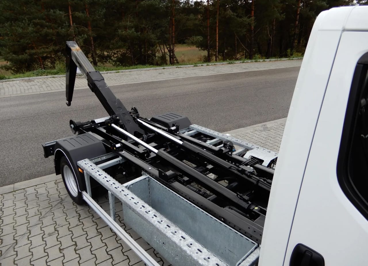 Zdjęcie oferty Iveco DAILY 50C16 HAKOWIEC Udźwig 5000 Kg Długość Zabudowy 3300 MM DMC 3500 Kg Wzmacniany Stan Fabrycznie NOWY nr. 30