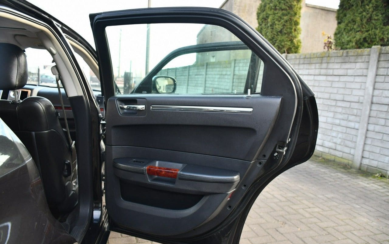 Zdjęcie oferty Chrysler 300C nr. 35