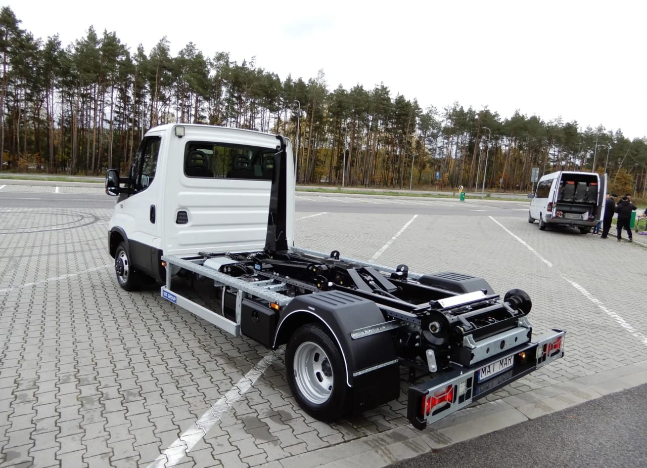 Zdjęcie oferty Iveco DAILY 50C16 HAKOWIEC Udźwig 5000 Kg Długość Zabudowy 3300 MM DMC 3500 Kg Wzmacniany Stan Fabrycznie NOWY nr. 5