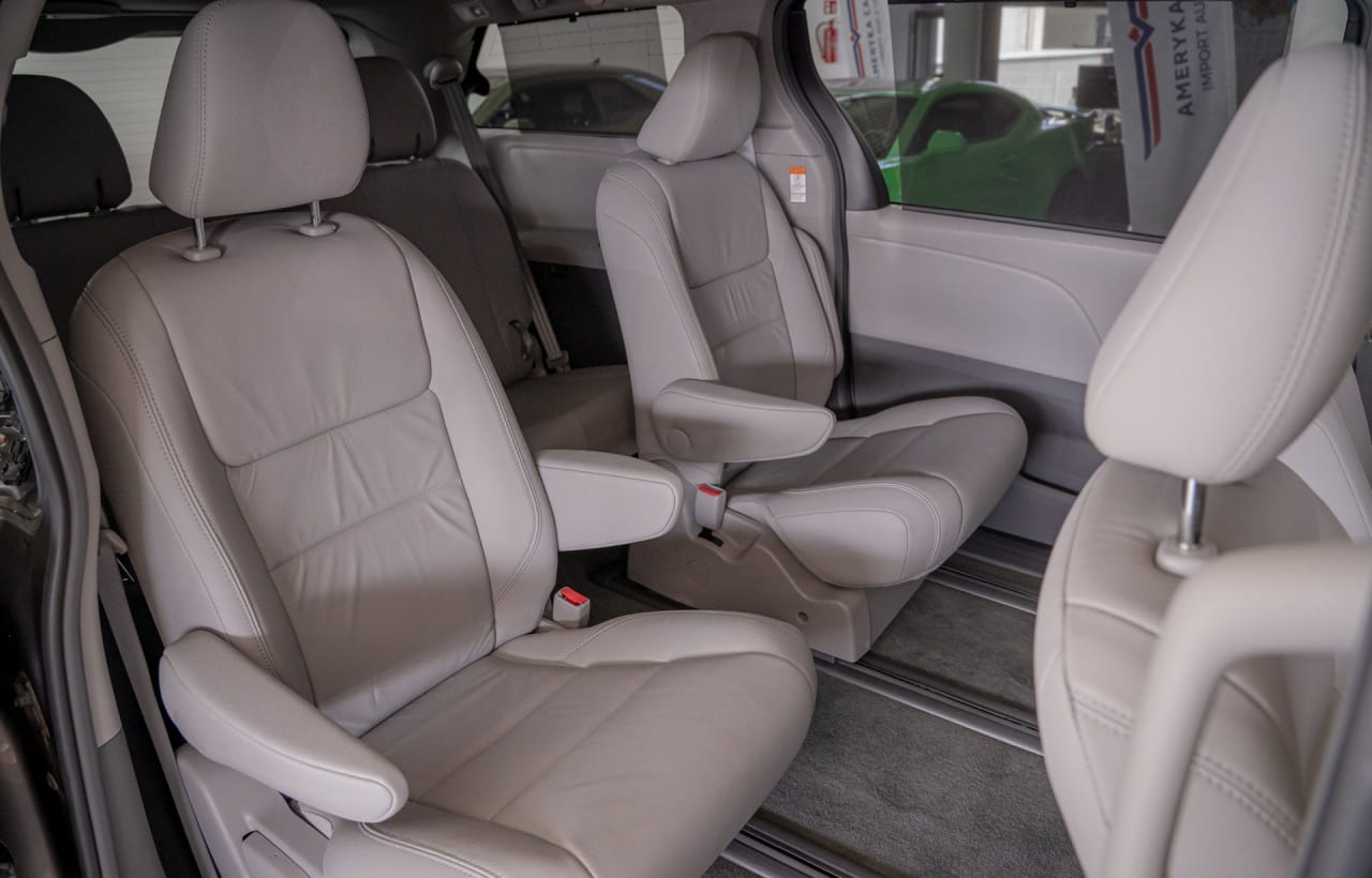 Zdjęcie oferty Toyota Sienna nr. 24