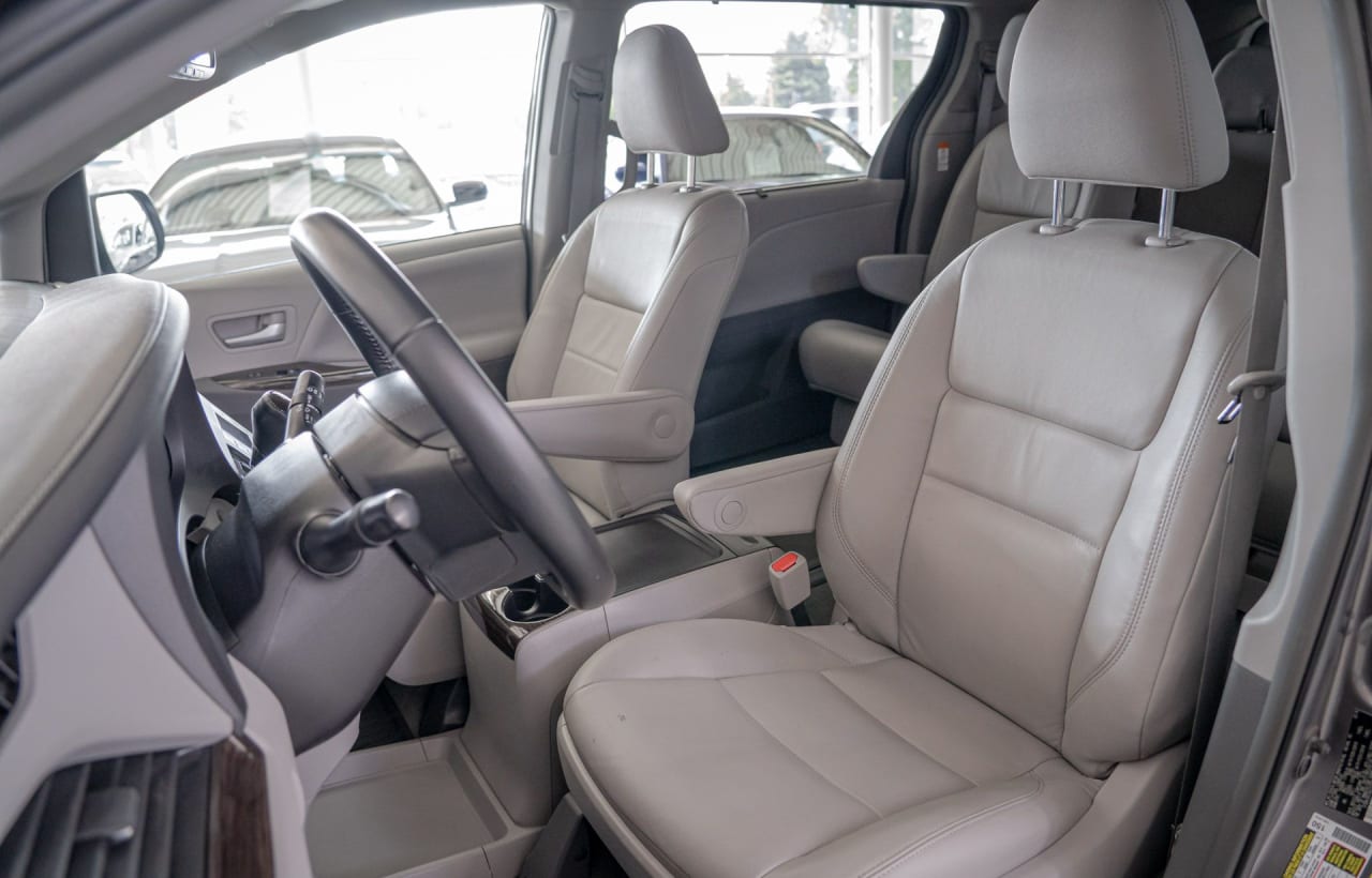 Zdjęcie oferty Toyota Sienna nr. 22