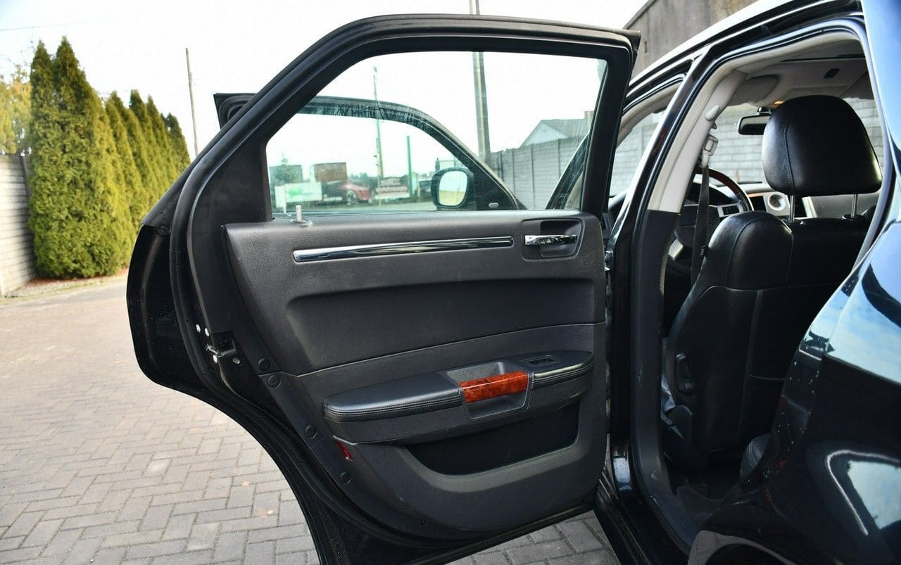 Zdjęcie oferty Chrysler 300C nr. 31