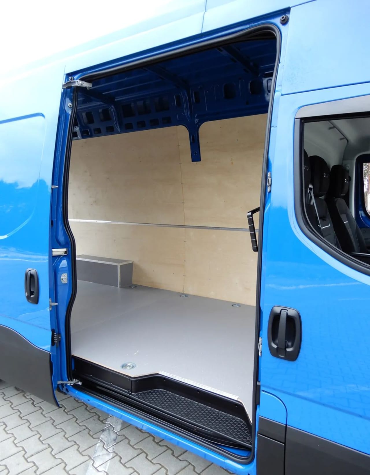 Zdjęcie oferty Iveco DAILY 35S18 Furgon Blaszak Long MAXI XXL 4.70 Dł. Cm H3-2150 mm WZMACNIANY GWARANCJA PRODUCENTA FABRYCZNIE NOWY DOSTEPNY nr. 24
