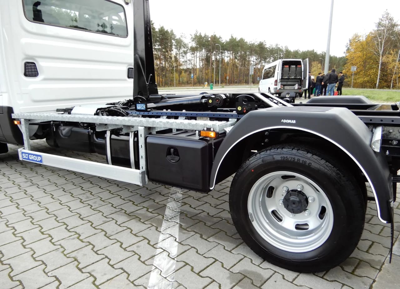 Zdjęcie oferty Iveco DAILY 50C16 HAKOWIEC Udźwig 5000 Kg Długość Zabudowy 3300 MM DMC 3500 Kg Wzmacniany Stan Fabrycznie NOWY nr. 17